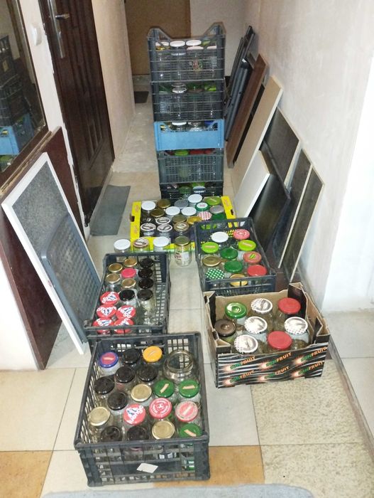 Продавам употребявани стъклени буркани на винт с различна вместимост