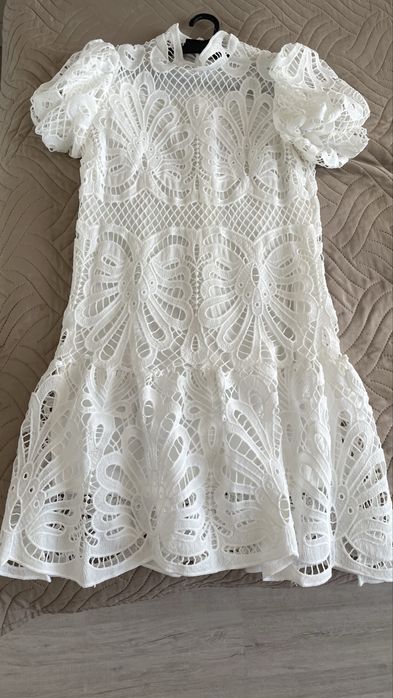 Бяла дантелена рокля
