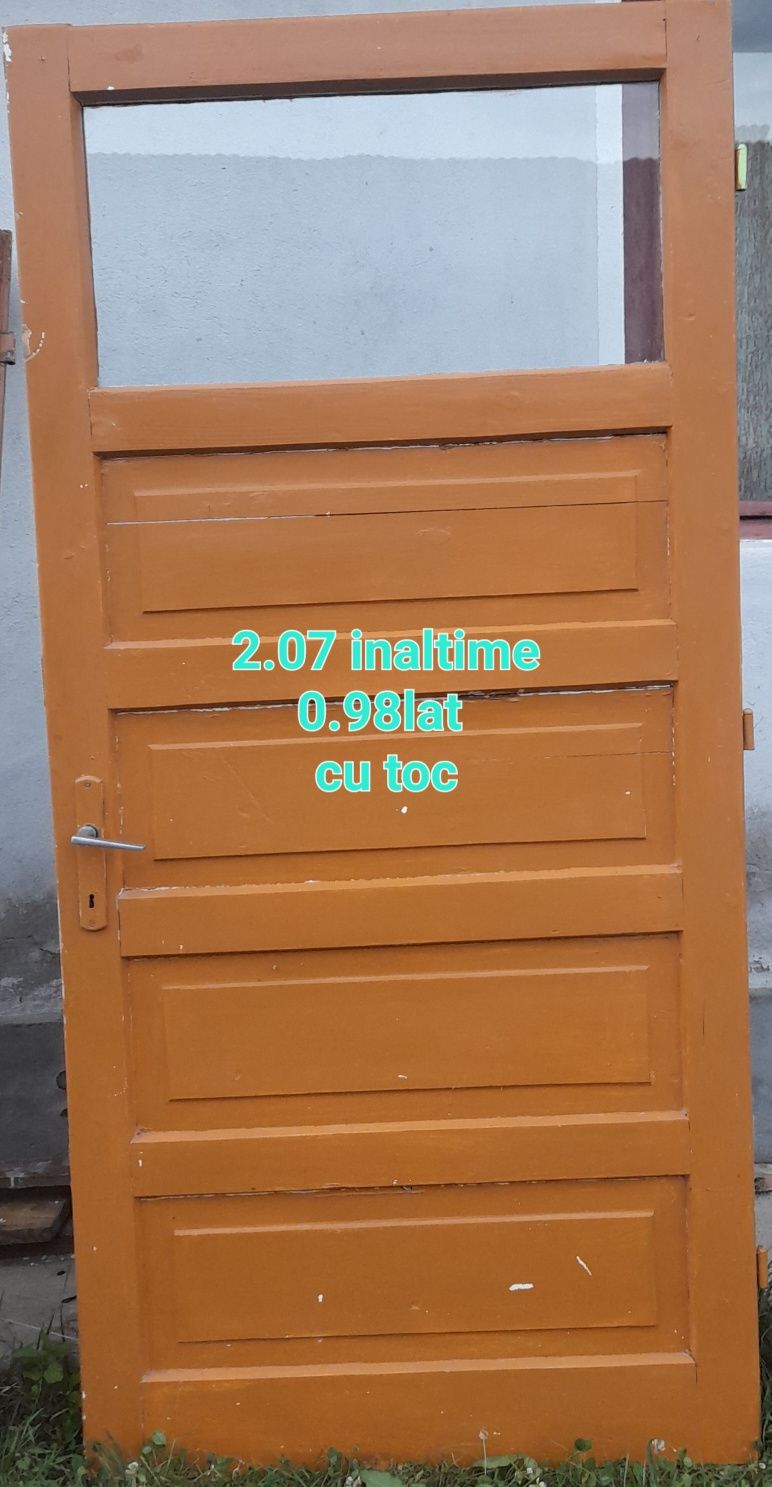 Vând mai multe uși din lemn masiv dintre care doar 2 au toc.