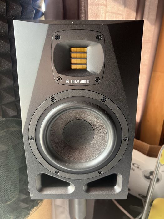 Продавам Студийни монитори Adam Audio A7V.