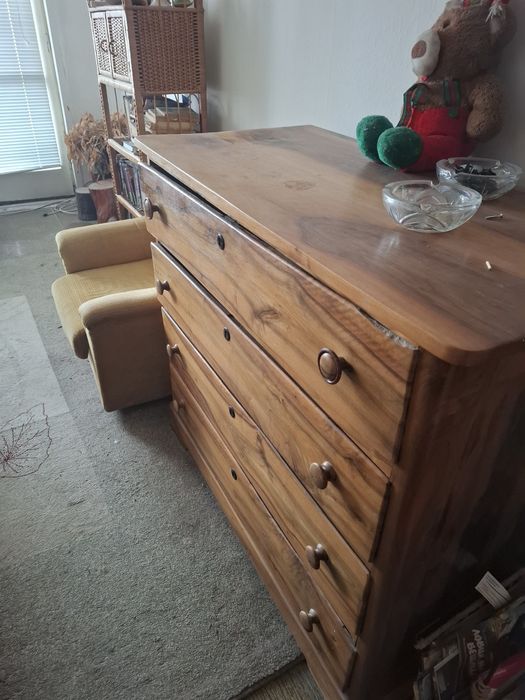 Продавам  орехов скрин с 4 големи и дълбоки чекмеджета