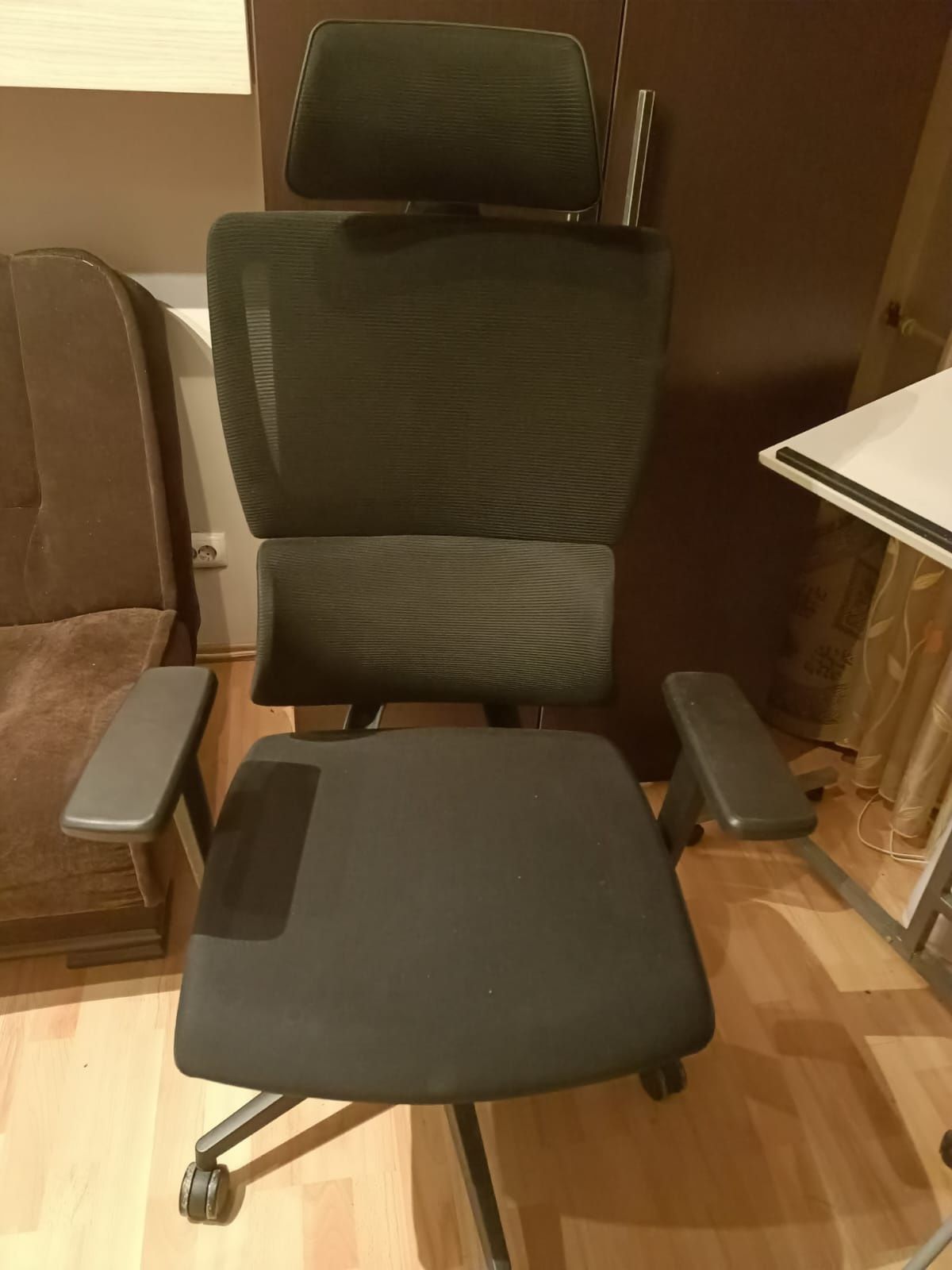 Scaun birou si masa pentru laptop