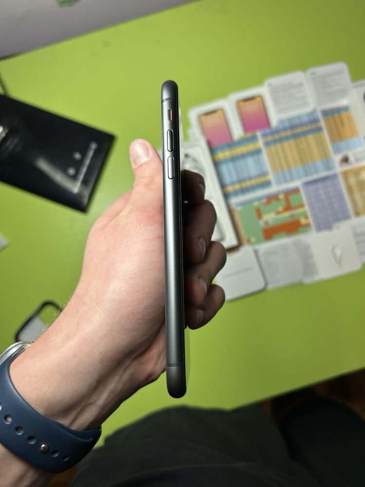iPhone 11 64 GB Отличен