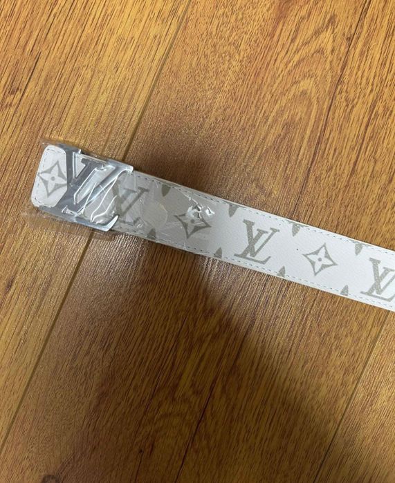 Curea Louis Vuitton alba cu imprimeu lv noua cu catarama argintie