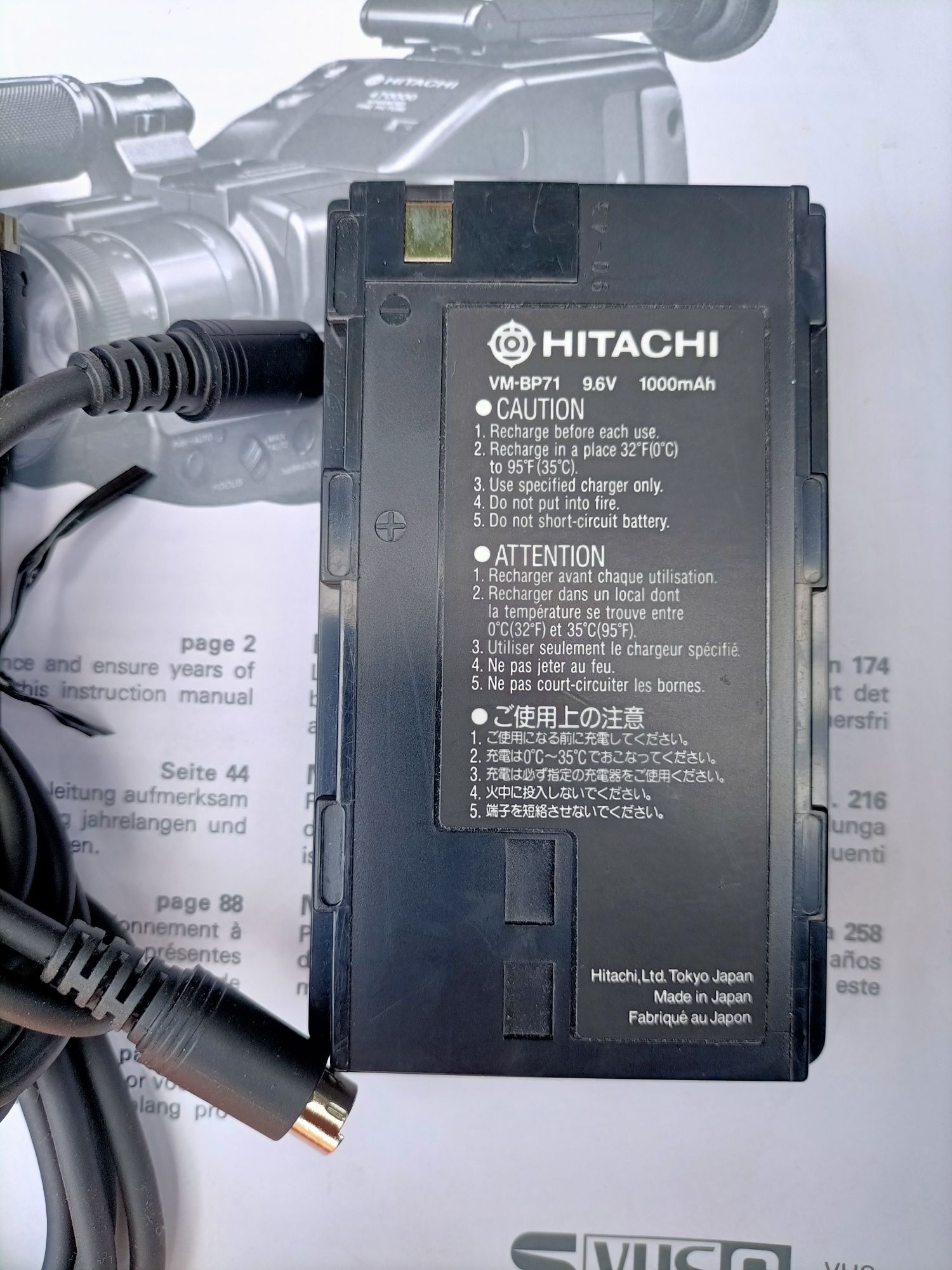 Acumulator pentru camera video Hitachi VM-S83E, manual + cabluri