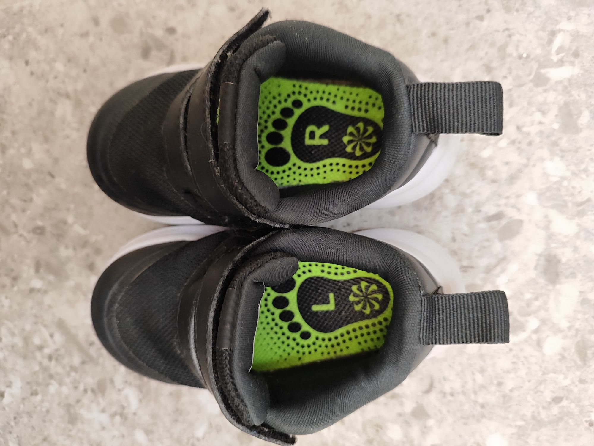 Ест. Кожа на Nike, Okaidi, Adidas, Obaibi маратонки