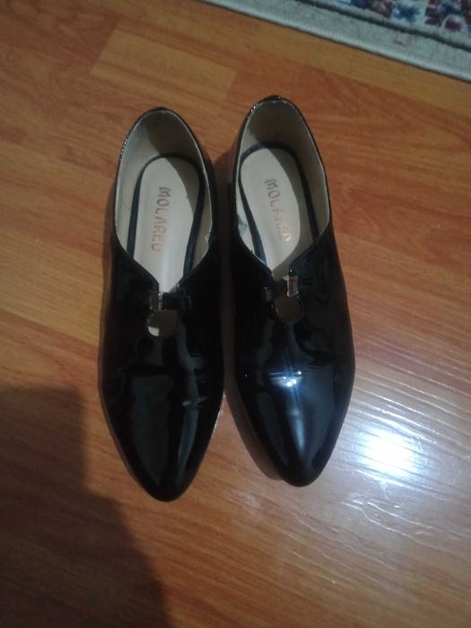 Прода новые туфли в хорошем состоянии размер 39 , подойдёт на 38