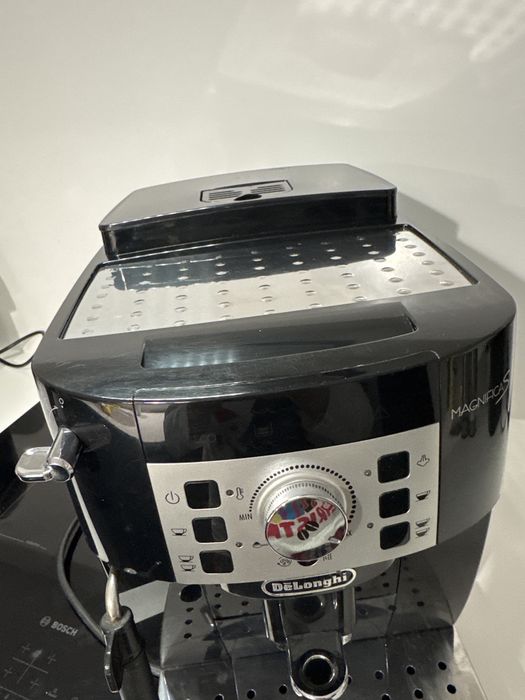 Aparat de cafea delonghi magnifica s