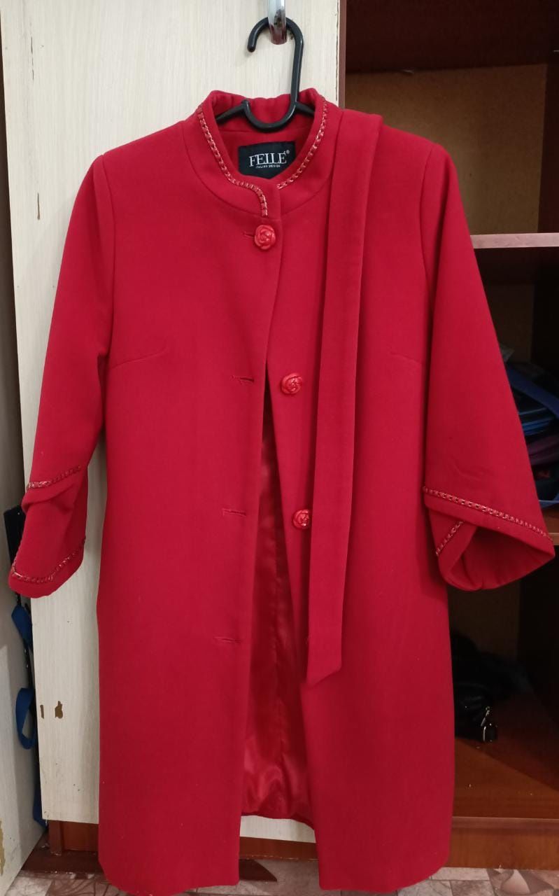 Пальто цвет красный