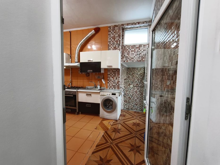 Închiriez garsonieră la curte