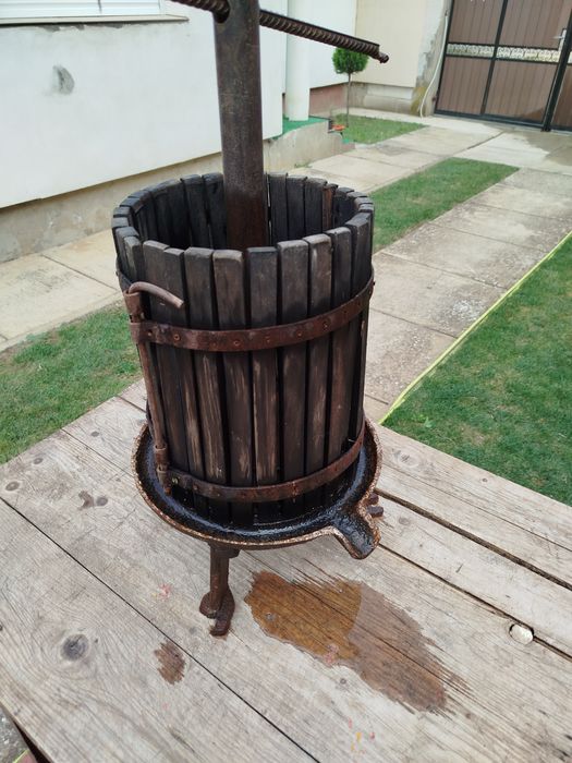 Vând presă struguri