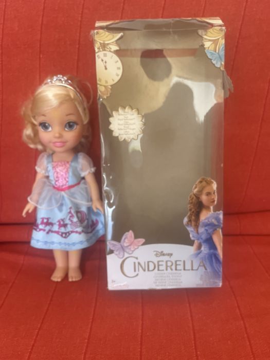 Papusa Cinderella de la Disney