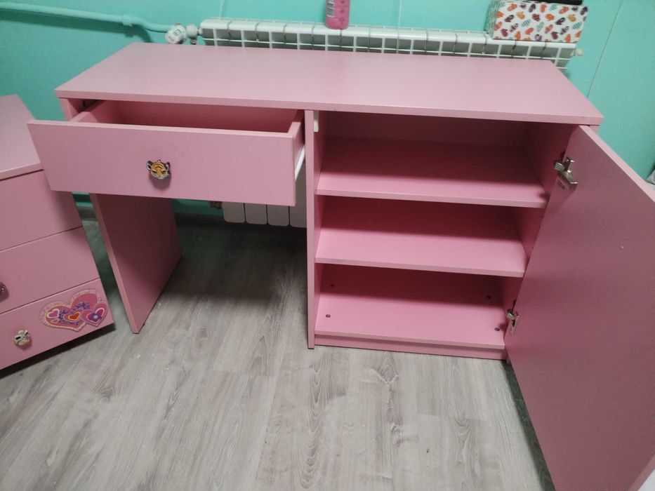 Детско бюро с шкаф на колелца