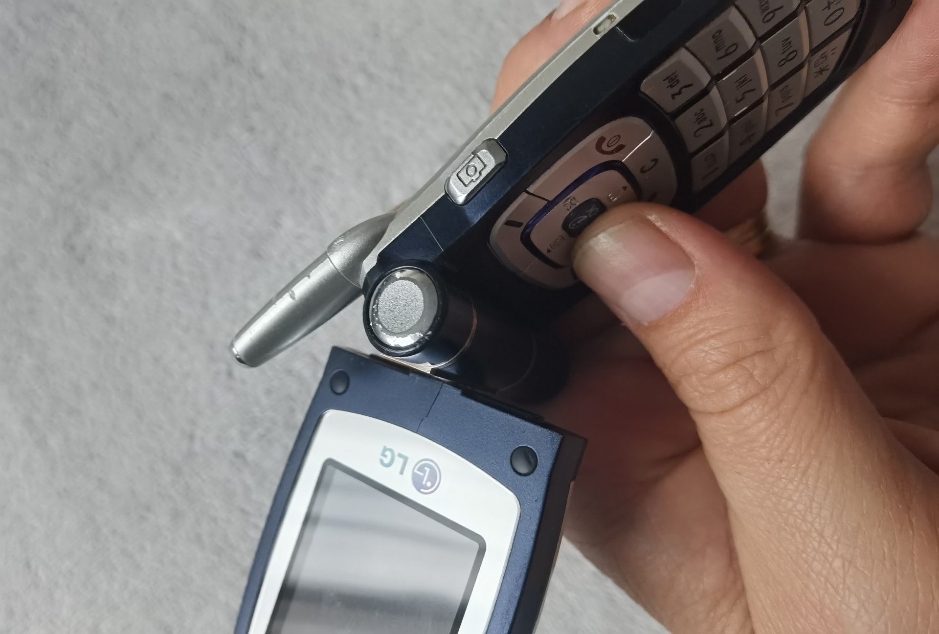 LG G7100 un telefon mai RAR