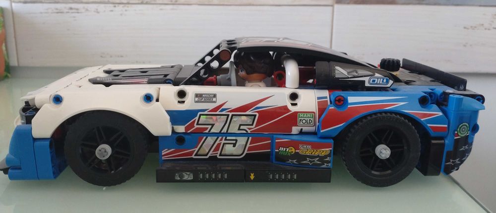Vand sau Schimb Lego Nascar Chevrolet Camaro ZL1 (Cod: 42153)