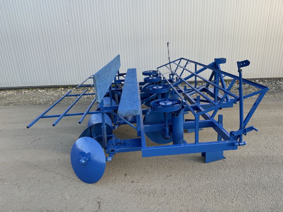 Plantatoare Cartofi 4 Randuri cu Farfurii model Ferrari