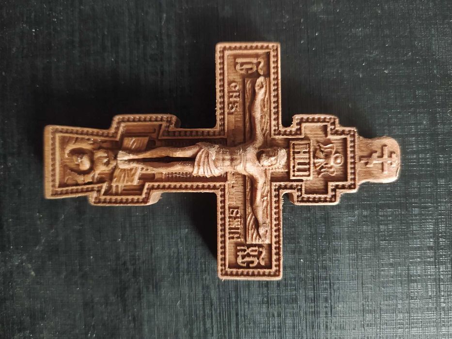 Cruci pectorale sculptate in lemn de fag Sau stejar