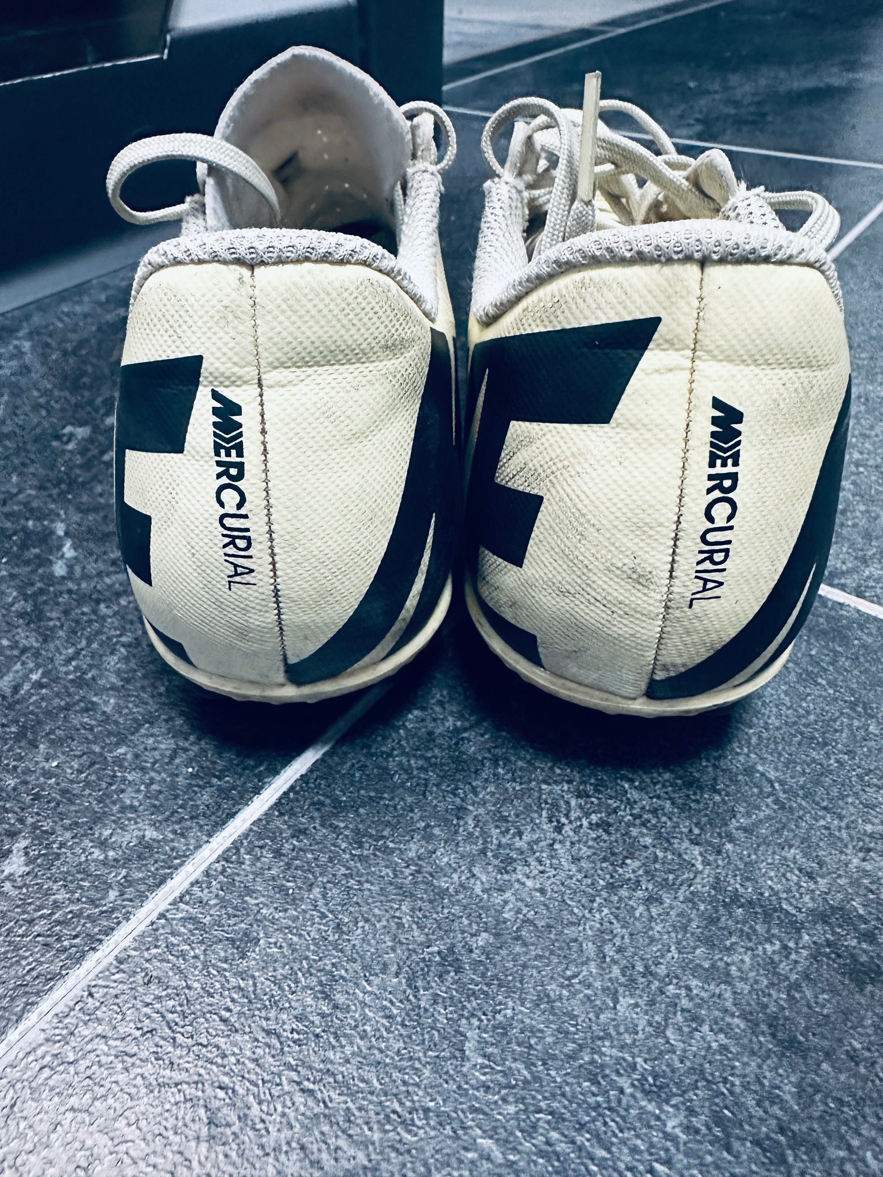 Детски футболни бутонки Nike