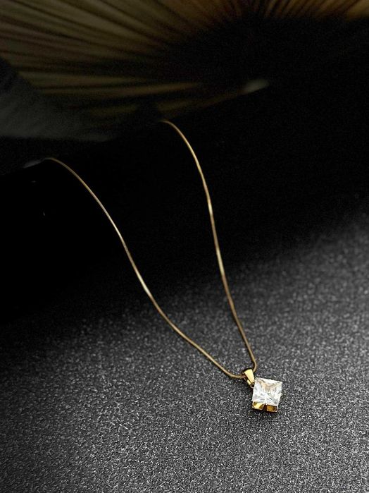 Колиета  от медицинска стомана 316L със златисто PVD покритие.