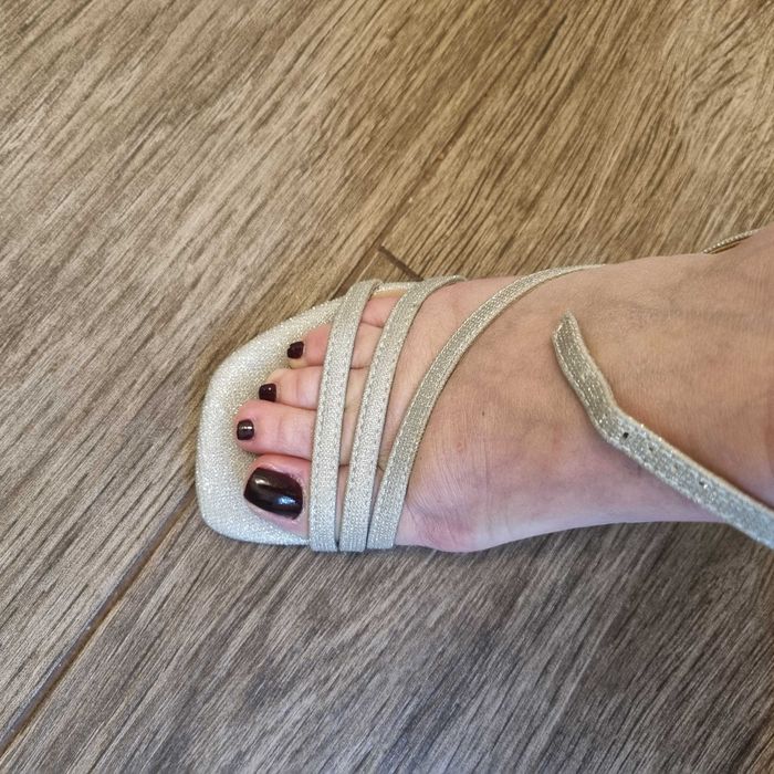 Sandale elegante pentru ocazii speciale.