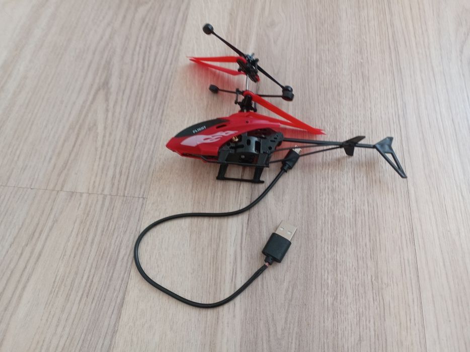 Вертолёт с зарядкой, летает сам.