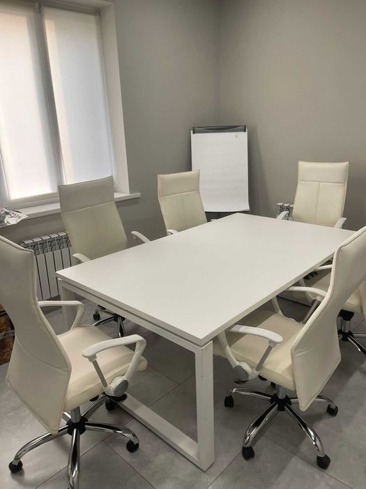 Переговорный офисный стол со стульями.