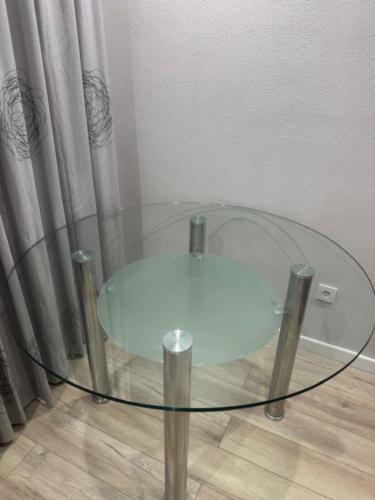 стеклянный стол