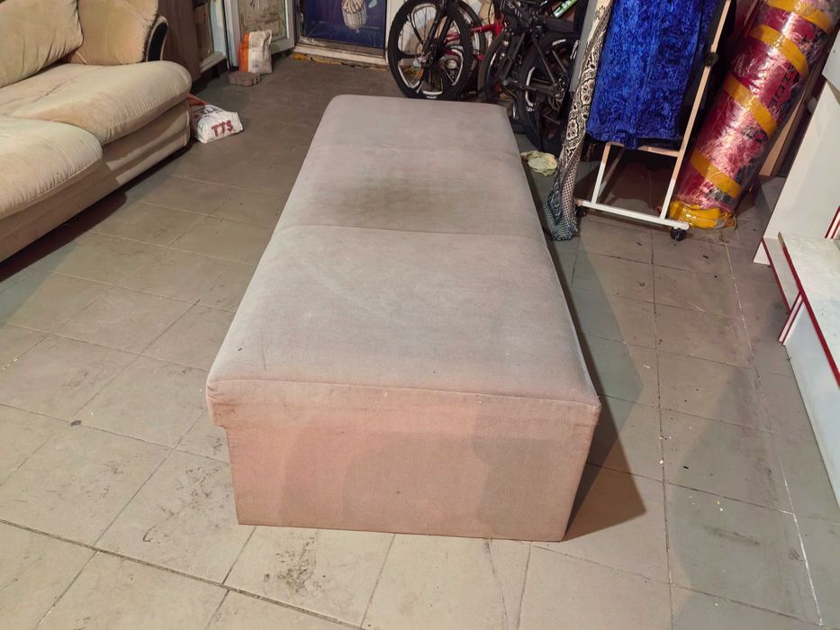 Пустой маленький диван без спинки