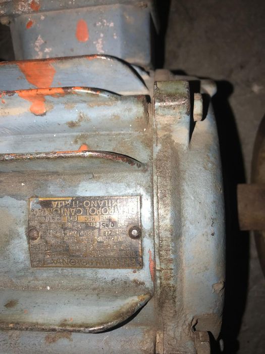 Vând motor electric trifazic 5.5 KW 2800 de turații cu o greutate 58kg