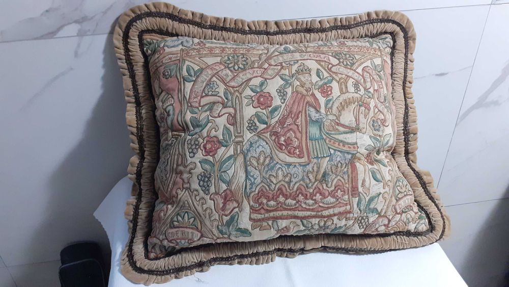 Perna veche decorativa, cusuta manual, tapiserie Origine Franta.