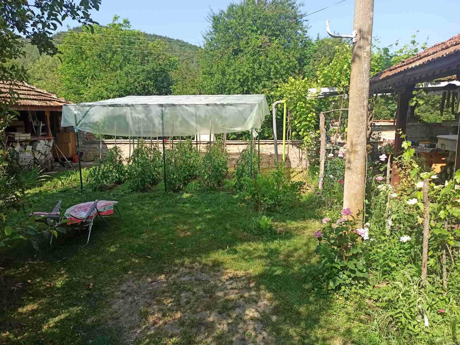 Къща 80 кв.м. с двор 1.2 дка в Софийска област