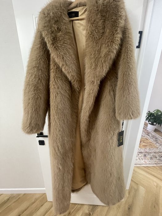 Новая шуба, покупала маме, ей не подошла, с жтикеткой .