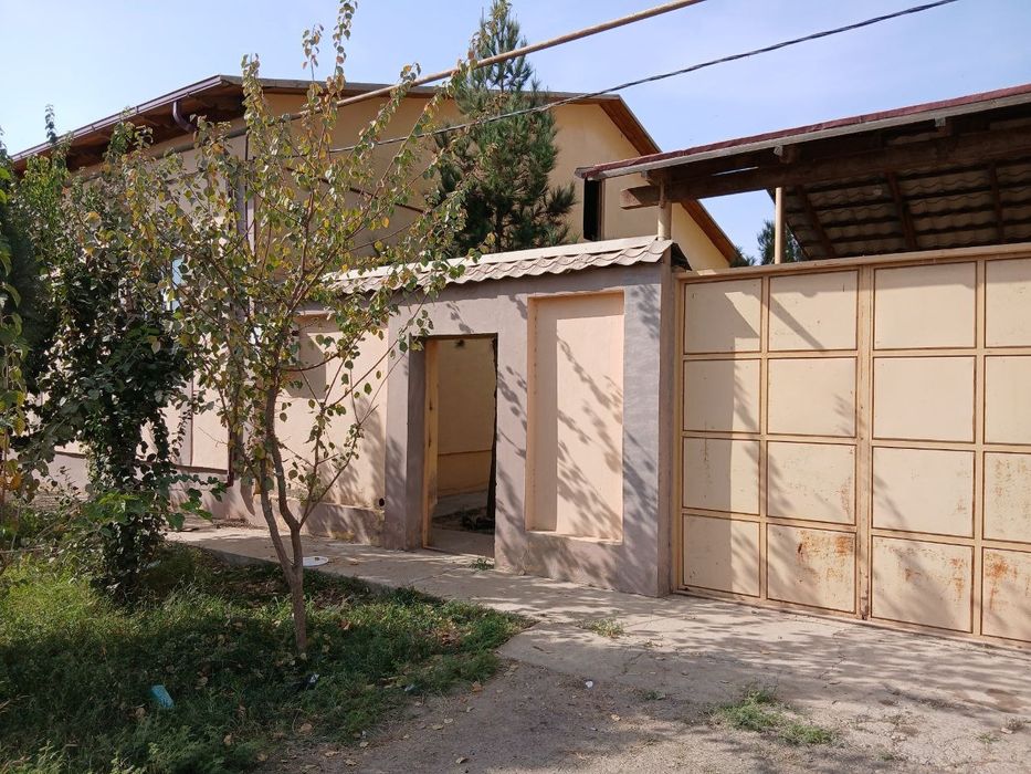 6 sotixli namunali uy sotiladi.