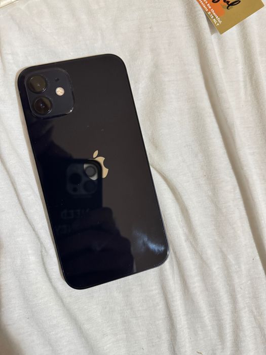 Văd iPhone 12 telefonul este ca și nou l-a folosit doar două săptămâni