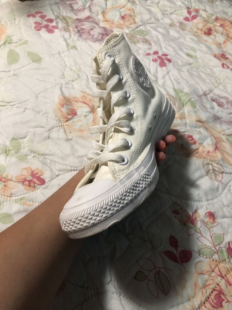 Converse chuck taylor all star white.