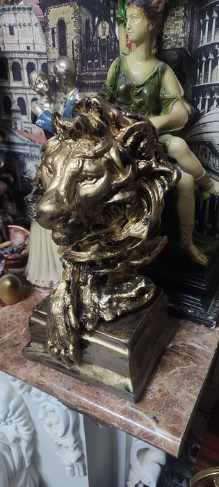 Статуэтки и подсвечники продам