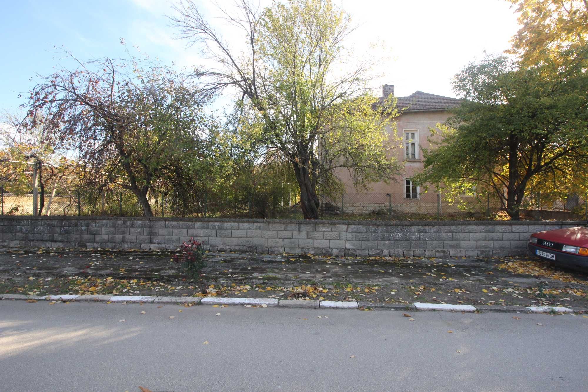 Къща с парцел в с. Крушуна