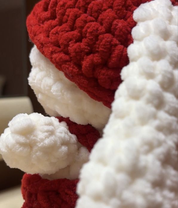 Ръчно плетено зайче с червен гащеризон и шапка