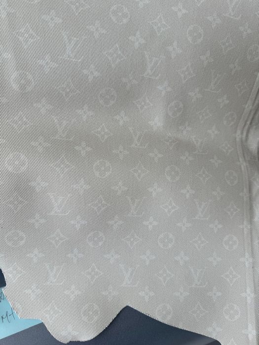 Vand material Gucci si Louis Vuitton