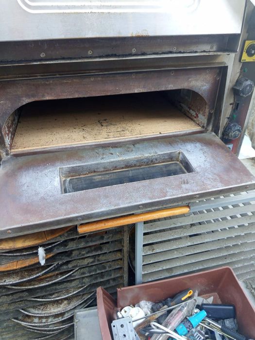 Фурна за пици на две нива.