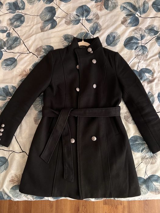 Черно палто с качулка и пух