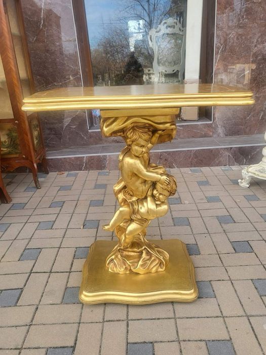 Красива барокова поставка. Дърво. Златен варак