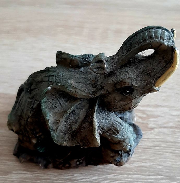 ново тюлено парче с подгъвв и нови  възглавнички 4брза15лв