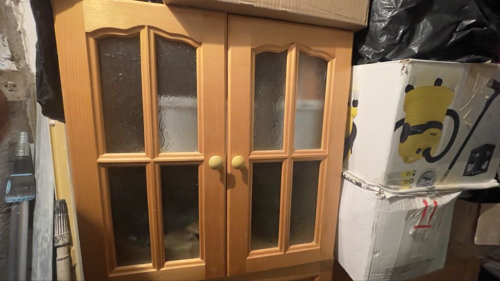 Шкаф от чам с термоплот със горен ред шкафчета.