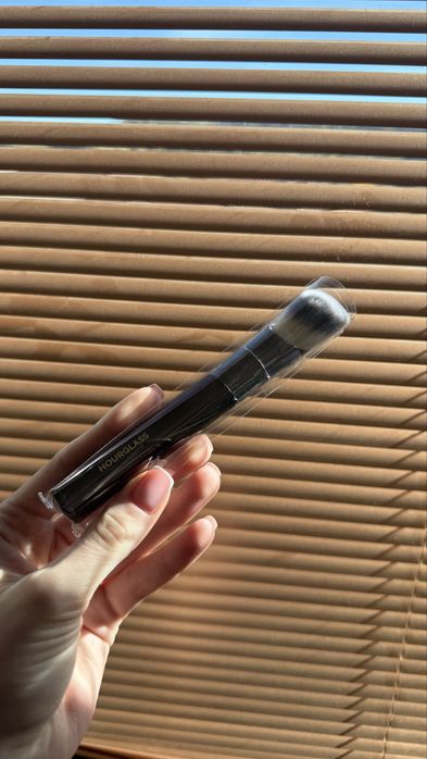 Hourglass четка за коректор и фон дьо тен