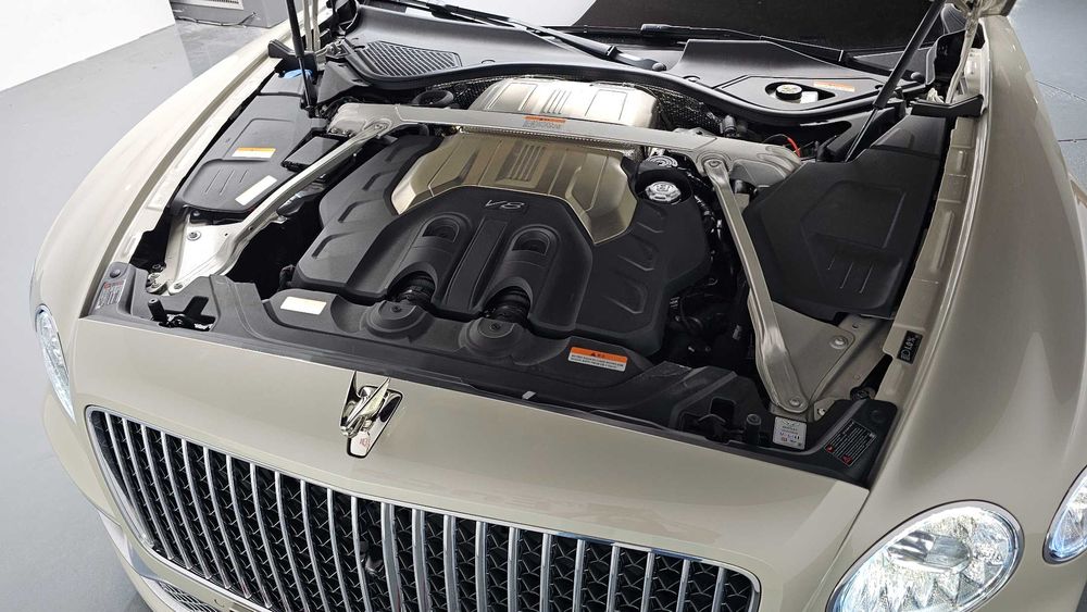 Bentley Flying Spur 4.0 Azure — 2024 год