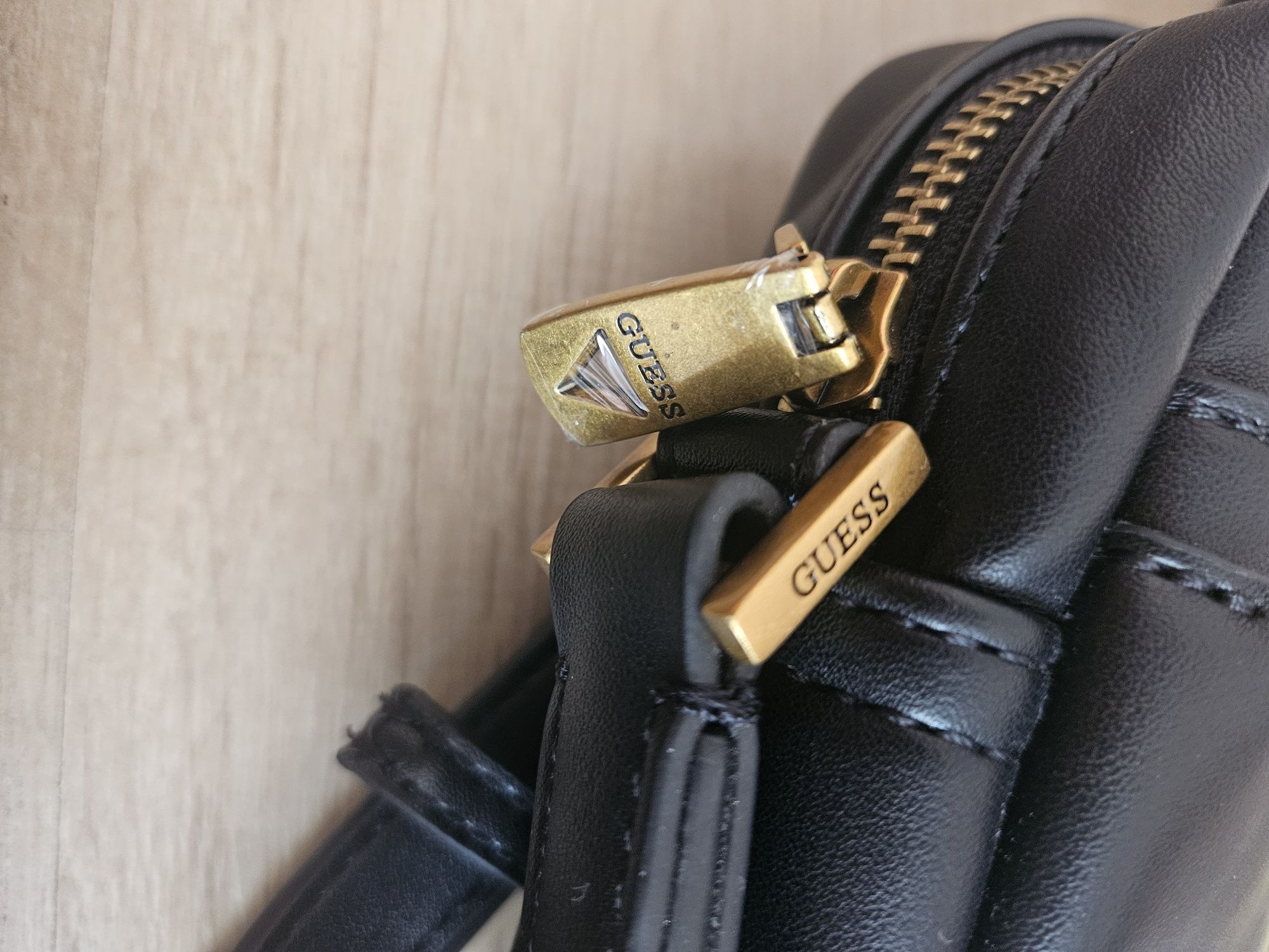Нова оригинална кожена чанта Guess