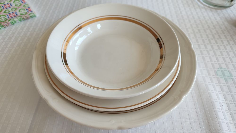 Порецланови чинии за хранене със златен кант