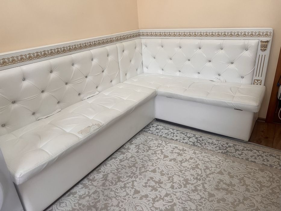 Продам кухонный уголок.   Обеденный стол с четырьмя табуретками.