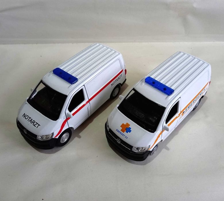 2 utilitare VW Transporter T6, 1/40, stare bună